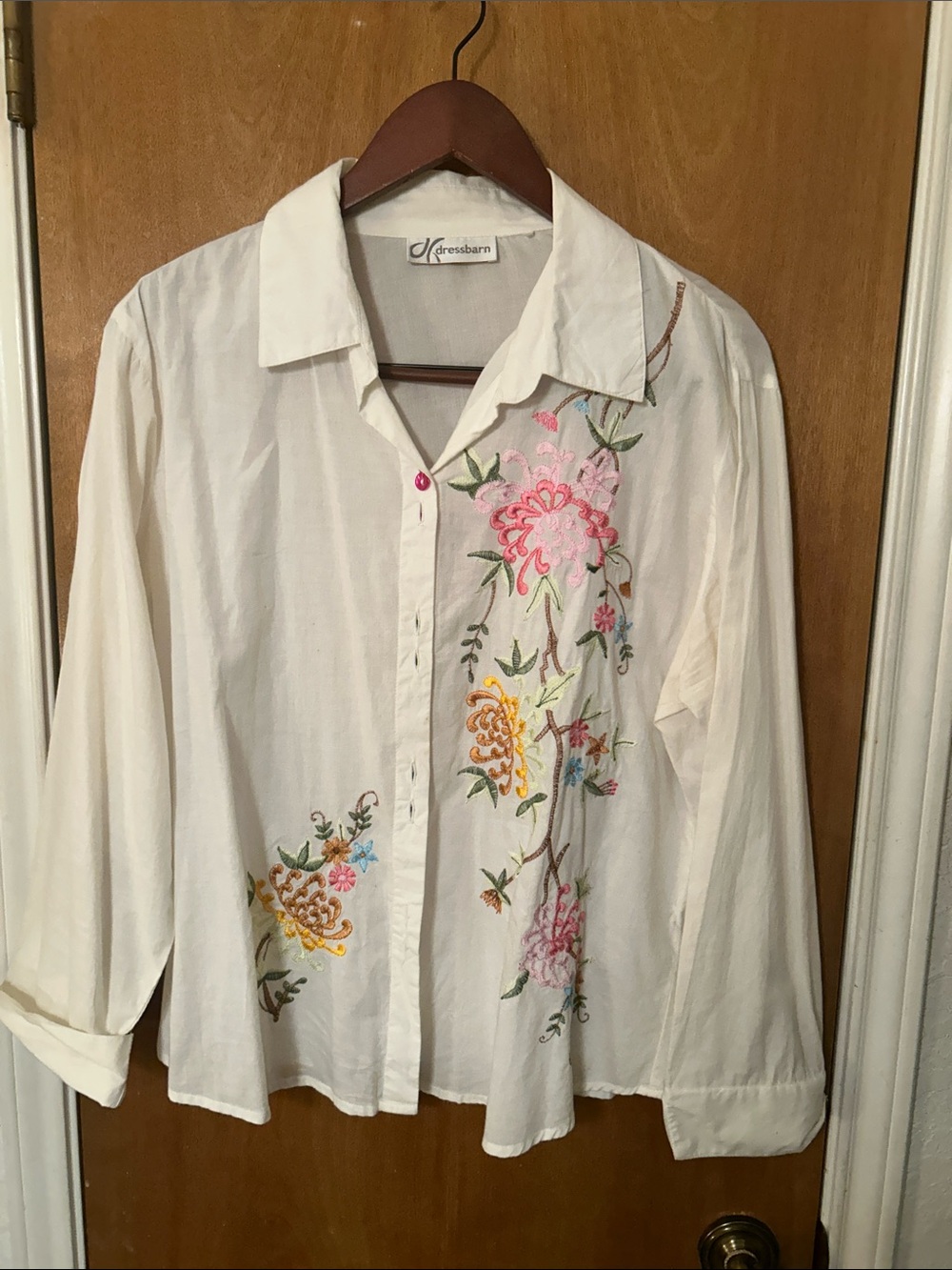dressbarn beautiful white cotton Button-Front Shirt with Floral Embroidery. L